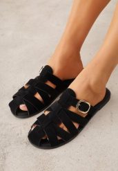 Czarne Klapki Gladiatorki z Ozdobną Sprzączką Lusanatia. Czarne klapki damskie Renee, bez wzorów, bez obcasa, na płaskiej podeszwie, bez zapięcia. Za 69.99 zł.