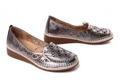 KOCH 4121 Srebrny, półbuty damskie. Szare półbuty damskie KOCH, na lato, bez wzorów, ze skóry, bez obcasa, na koturnie, bez zapięcia. Za 249.90 zł.