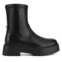 Botki DeeZee. Czarne botki damskie DeeZee, bez wzorów, bez obcasa, na płaskiej podeszwie, bez zapięcia. Za 179.99 zł.
