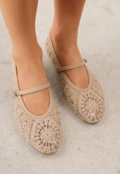 Ciemnobeżowe Siateczkowe Balerinki Boho z Paskiem z Klamerką Zdobione Plecionką Calironei. Brązowe balerinki damskie Born2be, na lato, z aplikacjami, z jeansu, biznesowe, bez obcasa, bez zapięcia. Za 89.99 zł.