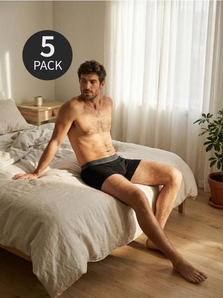 Bawełniane bokserki Long 5 pack - czarny. Czarne bokserki męskie Sinsay, bez wzorów, z bawełny. W wyprzedaży za 27.99 zł.