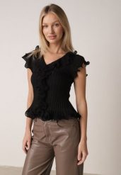 Czarna Prążkowana Bluzka z Wiskozą Ozdobiona Falbanami Delestra. Czarne bluzki damskie Born2be, s, bez wzorów, z materiału, eleganckie, bez kołnierzyka, bez ramiączek. Za 99.99 zł.
