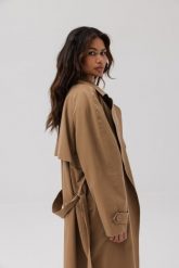 Klasyczny bawełniany trencz w kolorze CAMEL - VENICE. Brązowe płaszcze damskie Marsala, bez wzorów, z bawełny, eleganckie, bez kołnierzyka, bez kaptura. Za 1,299.90 zł.
