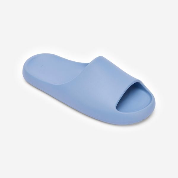 Klapki basenowe Decathlon 500 Style. Fioletowe klapki damskie Decathlon, bez wzorów, z materiału, bez zapięcia. Za 49.99 zł.