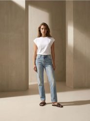Jeansy comfort straight z efektem sprania - turkusowy. Niebieskie jeansy damskie Sinsay, bez wzorów, z jeansu. Za 59.99 zł.