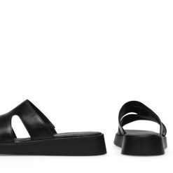 Klapki Lasocki. Czarne klapki damskie Lasocki, bez wzorów, bez obcasa, bez zapięcia. Za 149.99 zł.