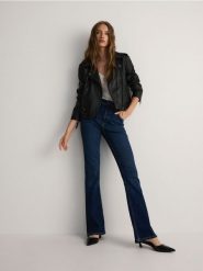 Jeansy flare high waist - granatowy. Niebieskie jeansy damskie Reserved, bez wzorów, z bawełny, z podwyższonym stanem. W wyprzedaży za 99.99 zł.