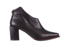 Botki Bayla-195 20K-7204 Black 195022, Czarny, Skóra naturalna - 40. Czarne botki damskie Bayla, bez wzorów, ze skóry, bez obcasa, bez zapięcia. W wyprzedaży za 249.00 zł.