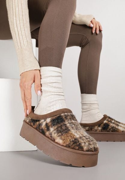 Brązowe Śniegowce na Grubej Podeszwie z Niską Cholewką w Kratę Clavera. Brązowe śniegowce damskie Born2be, z materiału, przed kostkę, bez zapięcia. Za 59.99 zł.