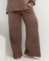 Oversizowe prążkowane spodnie Good Day Ahead na gumce z kieszeniami w kolorze taupe/chłodna mokka Plus Size Oversize. Białe spodnie dresowe damskie Moda Size Plus Iwanek, bez wzorów, z dresówki, biznesowe, długie. Za 199.90 zł.