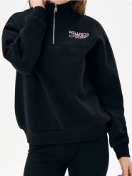 Bluza z haftowanym napisem - czarny. Czarne bluzy damskie Sinsay, l, bez wzorów, bez ramiączek, bez kaptura. Za 49.99 zł.