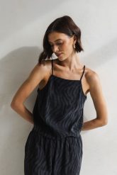 TOP ABBY CZARNY L - Flawless. Czarne topy damskie Flawless, l, bez wzorów, eleganckie, bez kołnierzyka, bez ramiączek. Za 259.00 zł.