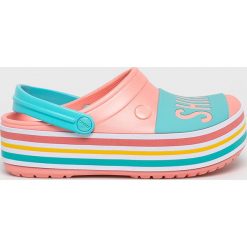 Crocs - Klapki. Czarne klapki damskie Crocs, bez wzorów, z materiału, z okrągłym noskiem, bez obcasa, na obcasie, bez zapięcia. W wyprzedaży za 199.90 zł.
