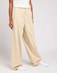 LEE CHINO RELAXED DAMSKIE SPODNIE MATERIAŁOWE MATERIAŁ GREIGE 112349015 L34M016112. Spodnie materiałowe damskie Lee, bez wzorów, z materiału. Za 219.99 zł.