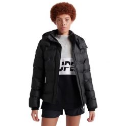 Kurtka turystyczna damska Superdary Koanda. Czarne kurtki sportowe damskie Superdry, na jesień, bez wzorów, z poliesteru, bez ramiączek, bez kaptura, trekkingowe. W wyprzedaży za 291.00 zł.