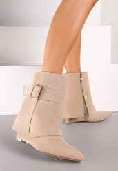 Ciemnobeżowe Botki z Imitacji Zamszu na Koturnie z Wywiniętą Cholewką z Rozcięciem i Klamerką Tirida. Brązowe botki damskie Born2be, bez wzorów, z jeansu, eleganckie, bez obcasa, na koturnie, bez zapięcia. Za 149.99 zł.