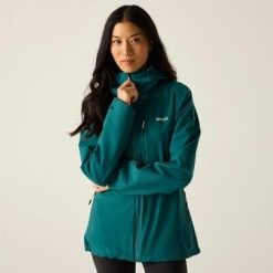 Damska wodoodporna kurtka turystyczna z kapturem Oklarna. Niebieskie kurtki sportowe damskie Regatta, bez wzorów, z materiału, bez ramiączek, z kapturem. Za 429.99 zł.