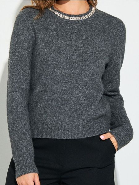 Sweter z ozdobnymi cyrkoniami z domieszką wełny - szary. Szare swetry nierozpinane damskie Sinsay, l, bez wzorów, z wełny, bez kołnierzyka, bez ramiączek. Za 69.99 zł.