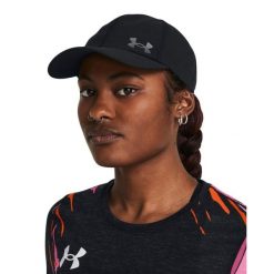 Damska czapka z daszkiem Under Armour Launch Adjustable. Czarne czapki damskie Under Armour, bez wzorów, z materiału. Za 153.70 zł.