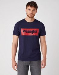 MĘSKI T-SHIRT WRANGLER SS LOGO TEE NAVY W742FK114 112131081. Niebieskie t-shirty męskie Wrangler, m, bez wzorów, bez kołnierzyka, bez ramiączek. Za 69.99 zł.