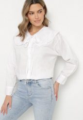 Biała Bawełniana Koszula Retro z Ozdobnym Kołnierzykiem i Wiązaniem Ravselina. Białe koszule damskie Born2be, uniwersalny, bez wzorów, z bawełny, eleganckie, bez kołnierzyka, bez ramiączek. Za 99.99 zł.