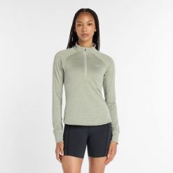 Bluza damska New Balance WT43200GSH – zielona. Zielone bluzy damskie New Balance, s, bez wzorów, z dresówki, sportowe, bez ramiączek, bez kaptura. Za 269.99 zł.