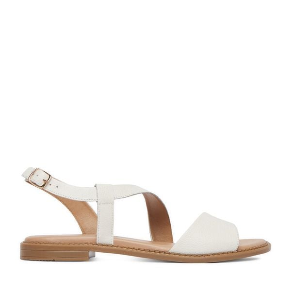 Sandały Lasocki. Białe sandały damskie Lasocki, bez wzorów, bez obcasa, na płaskiej podeszwie, bez zapięcia. Za 139.99 zł.
