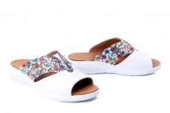 COMFORTABEL 700931-03 weiss, klapki damskie. Białe klapki damskie Comfortabel, na lato, bez wzorów, ze skóry, bez obcasa, na koturnie, bez zapięcia. Za 246.42 zł.