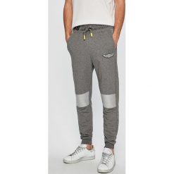 Guess Jeans - Spodnie. Szare spodnie materiałowe męskie Guess Jeans, bez wzorów, z bawełny. W wyprzedaży za 219.90 zł.