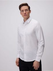 Koszula slim fit w drobny wzór - biały. Białe koszule męskie Reserved, l, bez wzorów, z bawełny, bez kołnierzyka, bez ramiączek. W wyprzedaży za 59.99 zł.