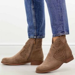 Coffee zamszowe ażurowe botki damskie S.Barski 8026. Botki damskie S.BARSKI, na jesień, w ażurowe wzory, z jeansu, eleganckie, z okrągłym noskiem, bez obcasa, na płaskiej podeszwie, bez zapięcia. Za 229.00 zł.