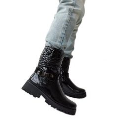 Czarne lakierowane buty z ozdobnym paskiem Lido. Czarne botki damskie na zimę, z aplikacjami, z lakierowanej skóry, eleganckie, z okrągłym noskiem, za kostkę, bez obcasa, na obcasie, bez zapięcia. Za 118.17 zł.