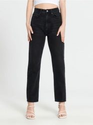Jeansy mom - czarny. Czarne jeansy damskie Sinsay, bez wzorów, z bawełny. W wyprzedaży za 29.99 zł.