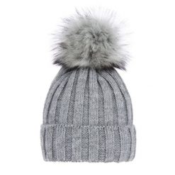 Czapka Zimowa z Pomponem Damska - Szara. Szare czapki damskie Molly, na zimę, bez wzorów, z materiału. Za 59.90 zł.