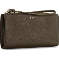Duży Portfel Damski DKNY - Slgs-Bryant Park R2235051 Olivine 344. Zielone portfele damskie DKNY, ze skóry. W wyprzedaży za 209.00 zł.