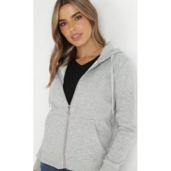 Jasnoszara Bluza z Kapturem Zapinana na Suwak Erekai. Szare bluzy damskie Born2be, l, bez wzorów, z dzianiny, sportowe, bez ramiączek, z kapturem. Za 99.99 zł.
