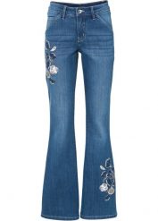 Dżinsy dzwony z kwiatowym haftem. Niebieskie jeansy damskie bonprix, bez wzorów, z jeansu. Za 144.99 zł.