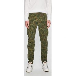 G-Star Raw - Spodnie. Spodnie materiałowe męskie G-Star Raw, bez wzorów, z bawełny. W wyprzedaży za 319.90 zł.