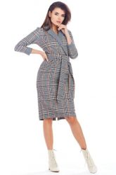 Elegancka kopertowa sukienka w kratę z kołnierzem granat. Sukienki damskie Awama, do pracy, na jesień, s, bez wzorów, z dzianiny, biznesowe, bez kołnierzyka, bez ramiączek, midi, dopasowane. Za 419.00 zł.