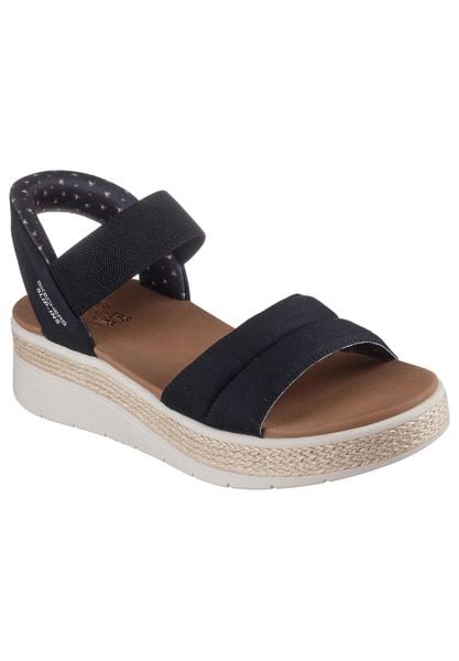 Sandały SKECHERS 114413S Czarny. Czarne sandały damskie Skechers, bez wzorów, z materiału, bez obcasa, bez zapięcia. Za 199.99 zł.