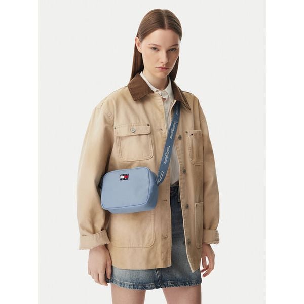 Torebka Tommy Jeans. Niebieskie listonoszki damskie Tommy Jeans, bez wzorów, z jeansu, bez dodatków. Za 260.99 zł.