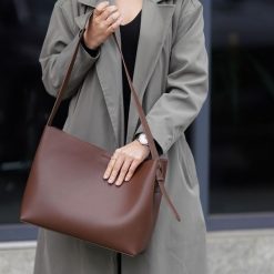Shopper Solier FL40 Ellise c. brązowy. Brązowe shopperki damskie Solier, bez wzorów, ze skóry, na ramię, bez dodatków. Za 359.00 zł.
