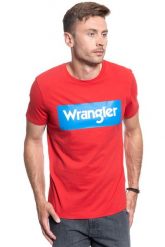 WRANGLER SS LOGO TEE FORMULA RED W742FKXWO 112131089. Czerwone t-shirty męskie Wrangler, s, bez wzorów, bez kołnierzyka, bez ramiączek. Za 69.99 zł.