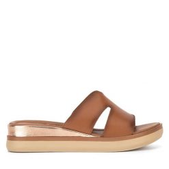 Klapki Lasocki. Brązowe klapki damskie Lasocki, bez wzorów, bez obcasa, bez zapięcia. Za 159.99 zł.