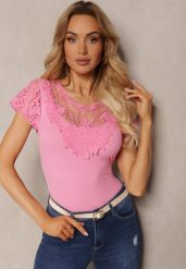 Różowy T-shirt Ozdobiony Koronkowymi Wstawkami Brines. Czerwone t-shirty damskie Renee, m, bez wzorów, z jeansu, eleganckie, bez kołnierzyka, bez ramiączek. Za 39.99 zł.