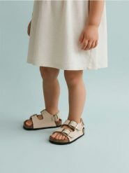 Sandały z klamrami - beżowy. Brązowe sandały męskie Sinsay, bez wzorów, sportowe, bez zapięcia. W wyprzedaży za 29.99 zł.