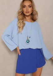Jasnoniebieska Bluzka o Fasonie Nietoperza z Naszyjnikiem Kenola. Niebieskie bluzki damskie Renee, bez wzorów, eleganckie, bez kołnierzyka, bez ramiączek. Za 44.99 zł.
