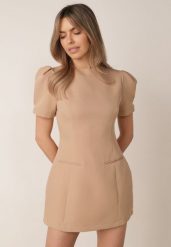 Beżowa Elegancka Sukienka o Kroju Bombki Ozdobiona Imitacją Kieszeni Ialane. Brązowe sukienki damskie Born2be, do pracy, l, bez wzorów, biznesowe, bez kołnierzyka, bez ramiączek, mini, bombki. Za 179.99 zł.