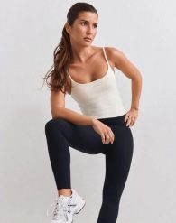 Damskie legginsy wysokostanowe kompresyjne invisible scrunch Sculpting czarne. Czarne legginsy damskie Aim'n, bez wzorów, z elastanu. Za 523.00 zł.