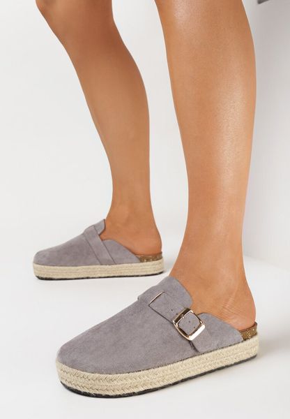 Szare Klapki Mule w Stylu Chodaków z Plecioną Podeszwą Esinna. Szare klapki damskie Born2be, bez wzorów, eleganckie, bez obcasa, na płaskiej podeszwie, bez zapięcia. Za 79.99 zł.